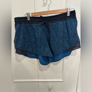 Lululemon Hotty Hot 4”💙🖤